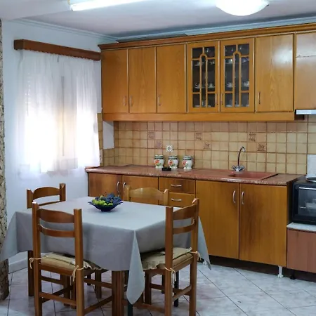 Villa In Delvine